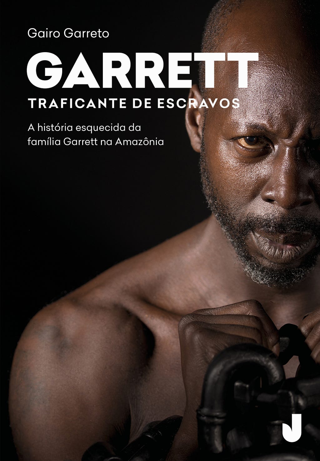 Capa do livro GARRET: Traficante de escravos. Possui uma fotografia de um escravo segurando correntes em primeio plano.