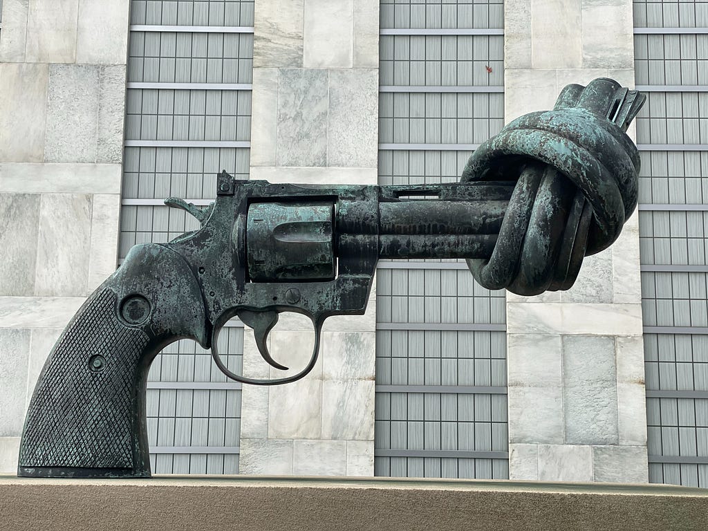 Image of a gun whose mouth is closed by a knot.
