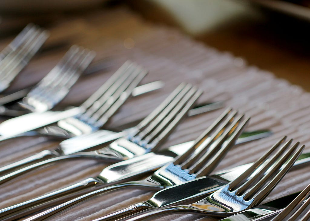 What are some tips to buy the right cutlery sets?