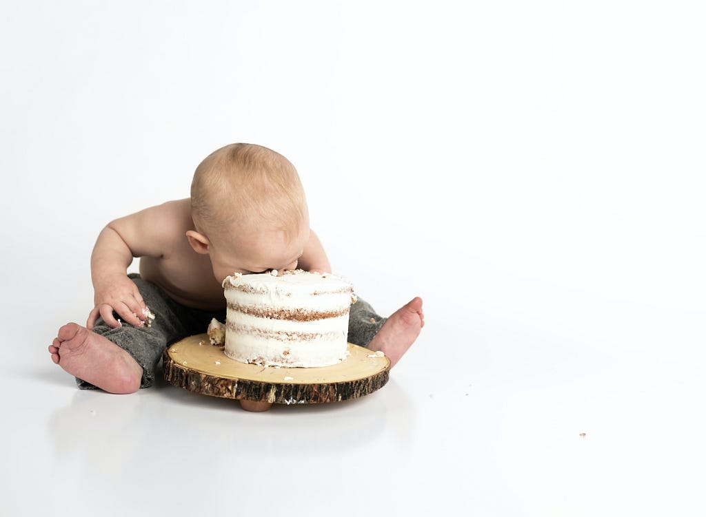 Baby with its head in a cake: ideal for a bad mental health day