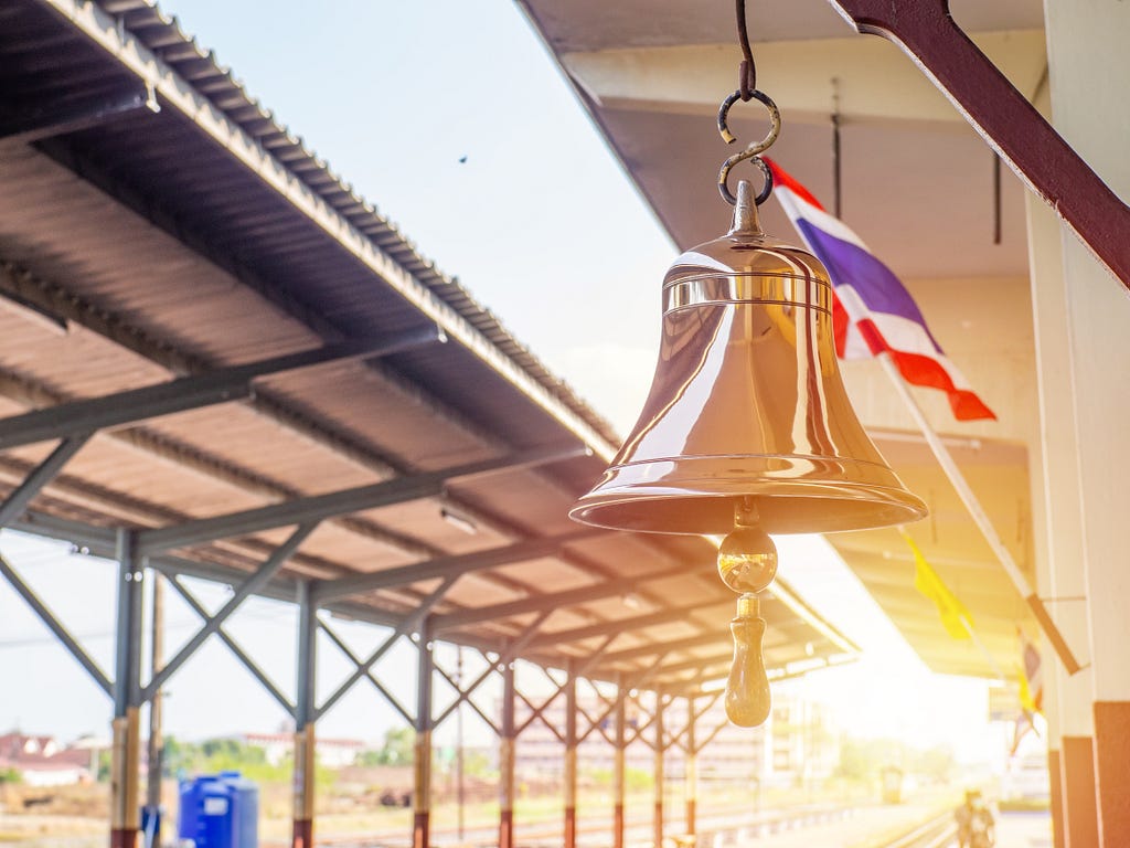Votre train thaïlandais affiche “Pas encore ouvert”.