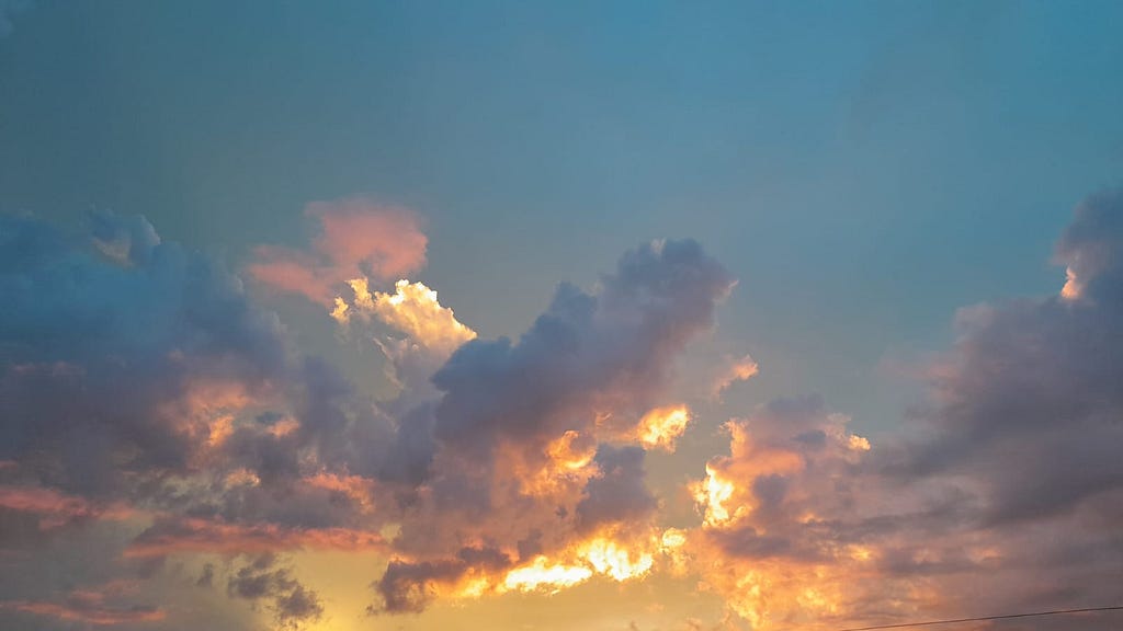 Imagem de um belíssimo céu azul, em um pôr do sol.