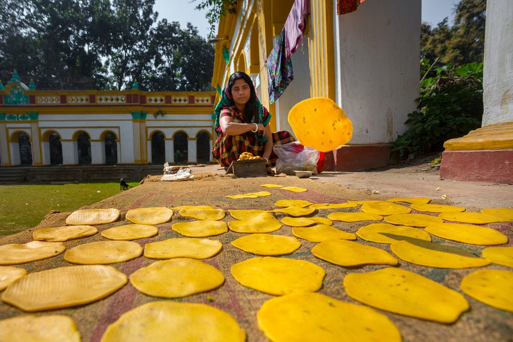 A small business woman making handmade Pappor (deep-fried bread) at Dinajpur Palace, Dinajpur, Bangladesh. Photo: © Jahangir