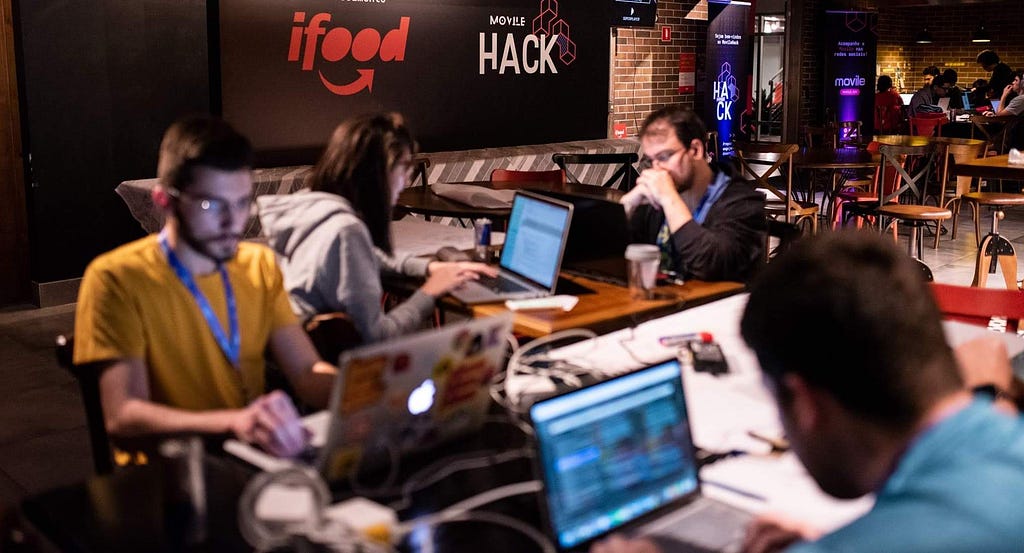 Pessoas programando durante um hackaton