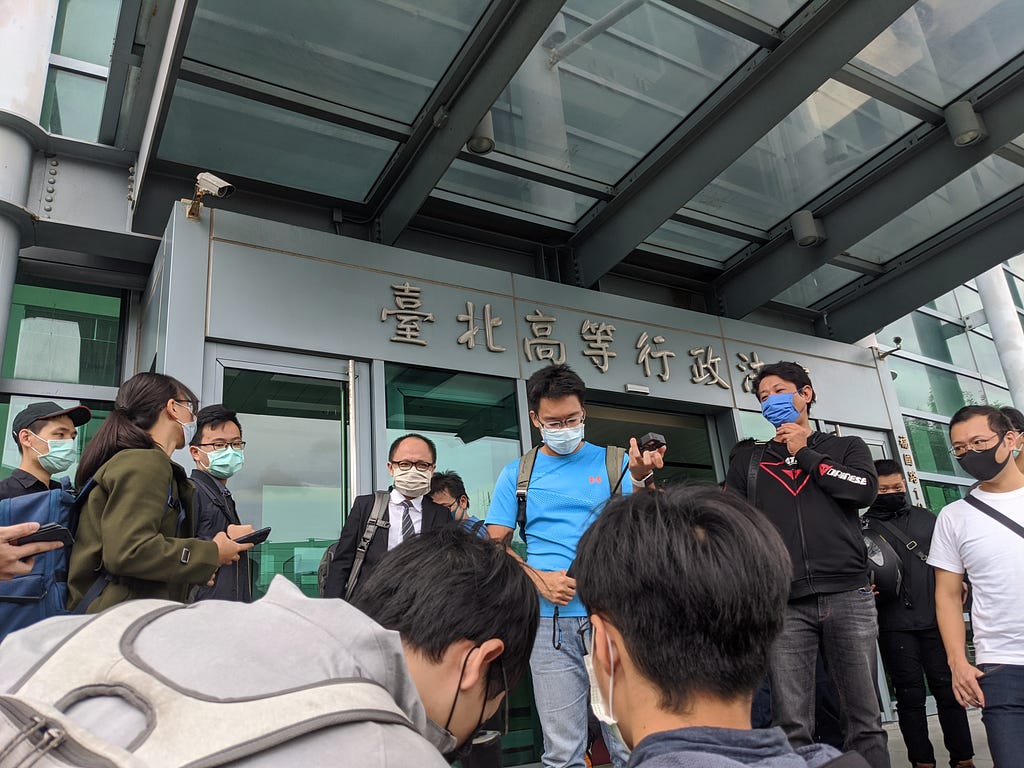 蘇花改辯論庭結束後，眾人與原告火花羅和林志學於臺北高等行政法院外短暫停留