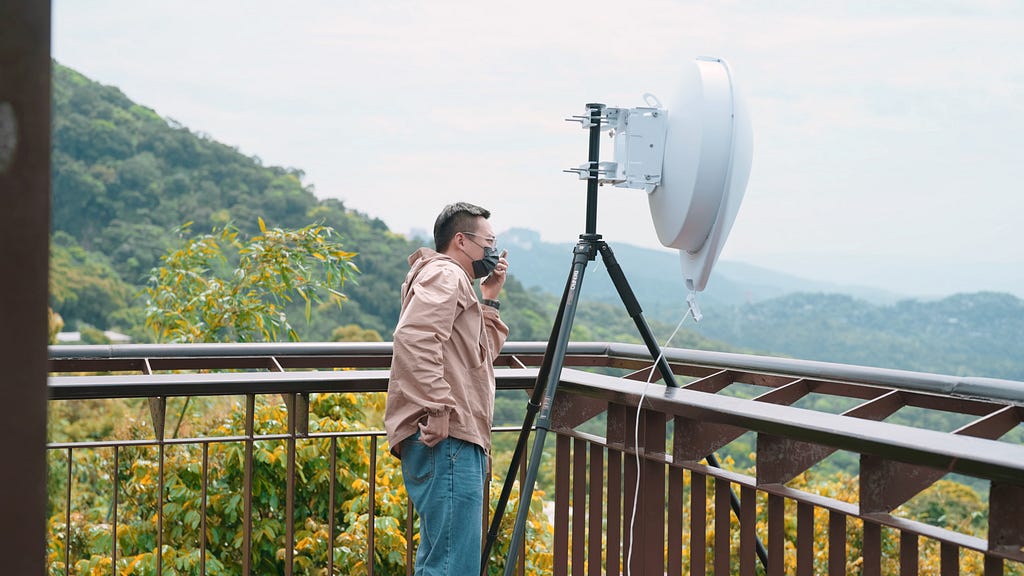 到空曠的野外或是偏遠山區測試無線通訊訊號，是 Ubiquiti RF (Radio frequency) 工程師的工作日常。