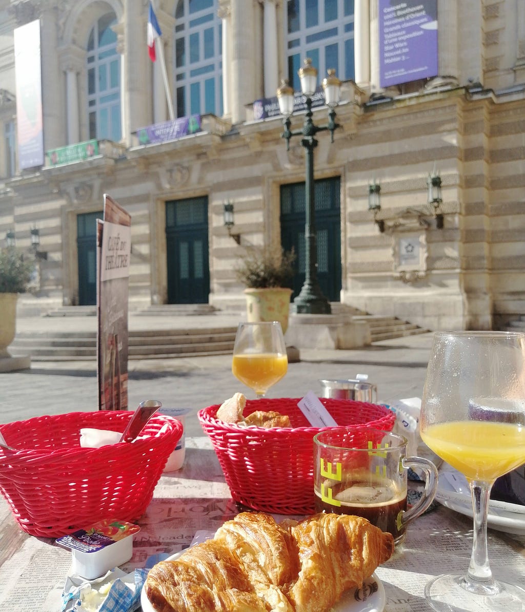 Café da manhã típico francês