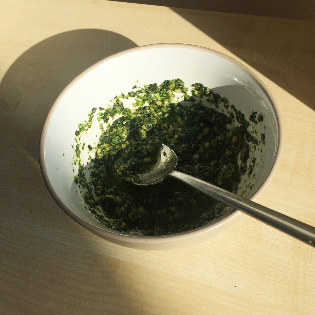 How to make pesto without equipment