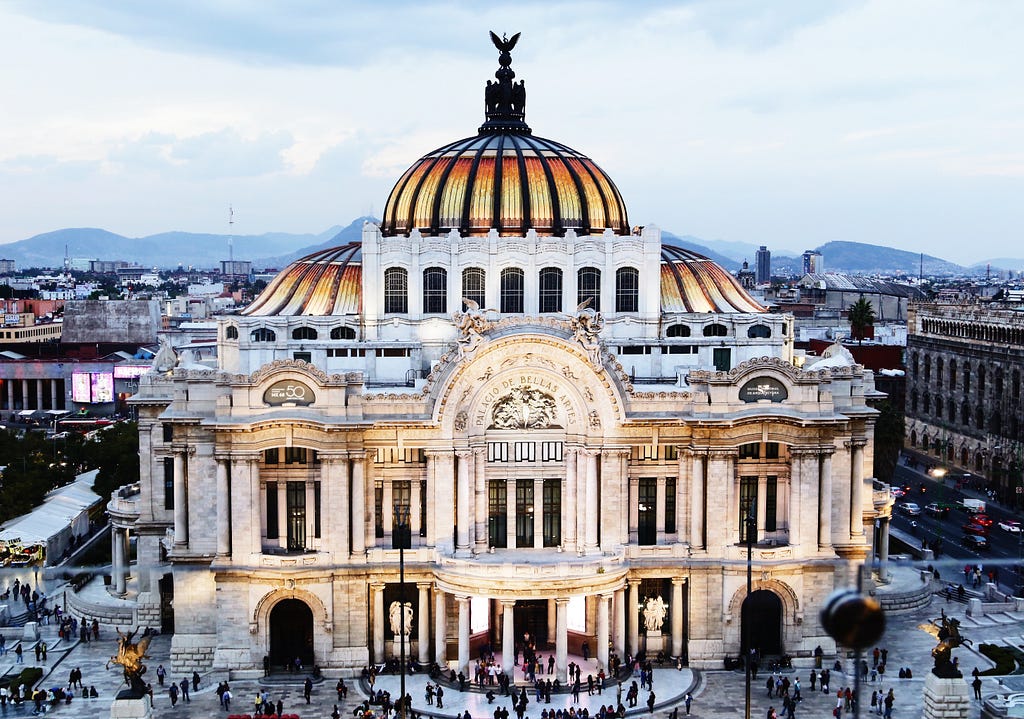 El palacio de Bellas artes, an enormous neoclassical building in the northern side of CDMX.