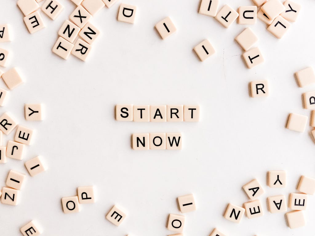 Peças com letras formando as palavras: start now | UX Research
