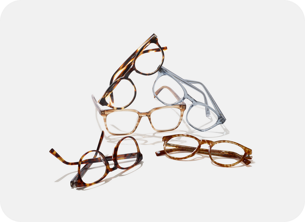 A imagem apresenta vários de óculos da marca Warby Parker