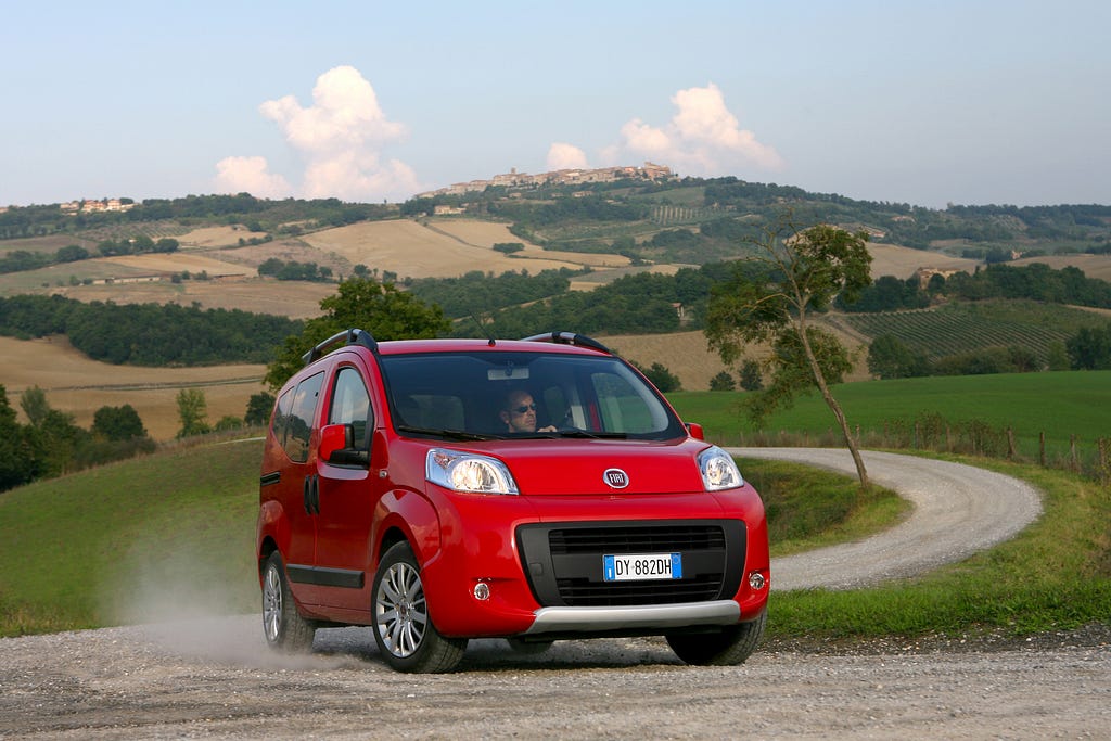 Fiat Fiorino Qubo em estrada de terra.