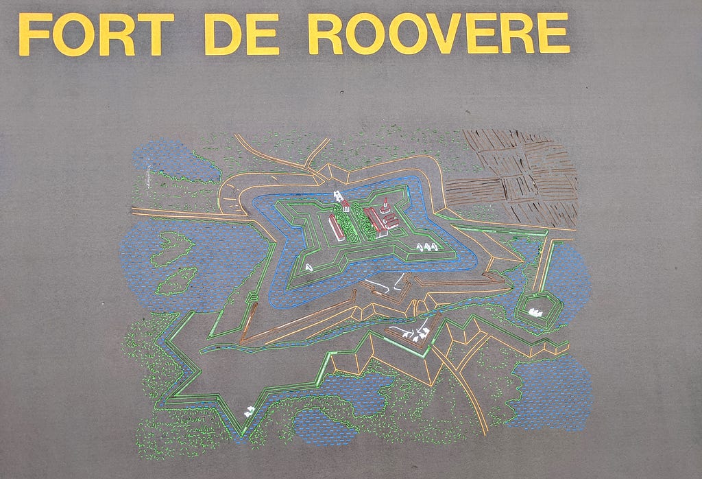 這是羅弗堡Fort de Roovere的圖，呈現一個星星的形狀，四周則由護城河環繞。