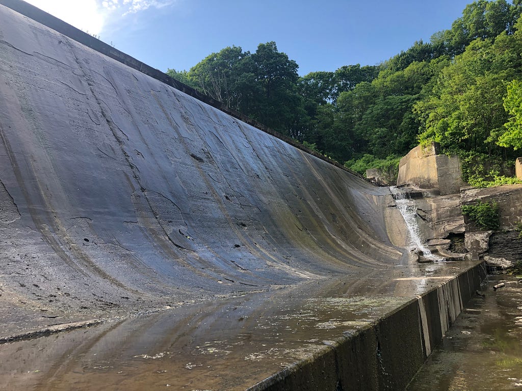 a very tall dam with minimal water flow