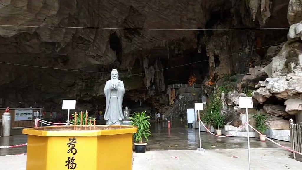 The entrance to Kek Lok Tong Cave Temple.