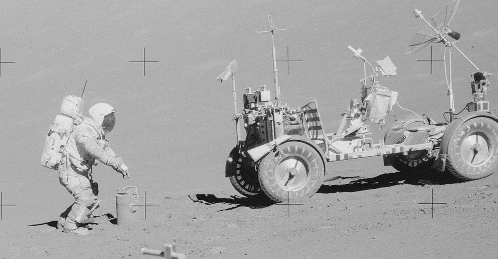 Levantamento gravimétrico na lua durante a missão apolo 17 ajudou a revelar uma camada Basalto.