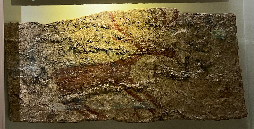 鹿與人壁畫(Geyik Etrafında İnsan Figürleri)（Çatalhöyük, 西元6000年前），安納托利亞文明博物館