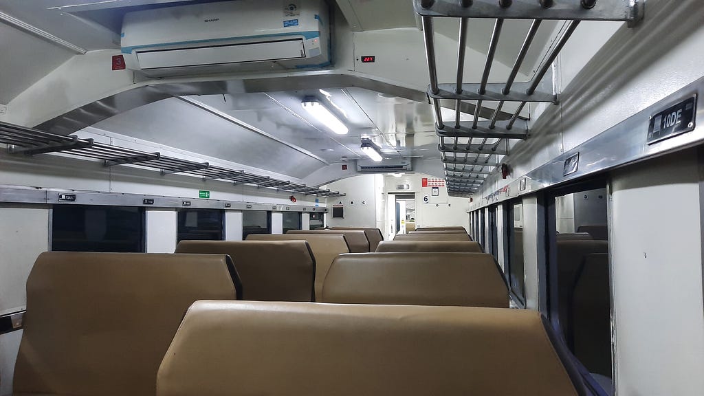 Kondisi gerbong ekonomi 6 KA Commuter Line Bandung Raya (371), sepi penumpang.