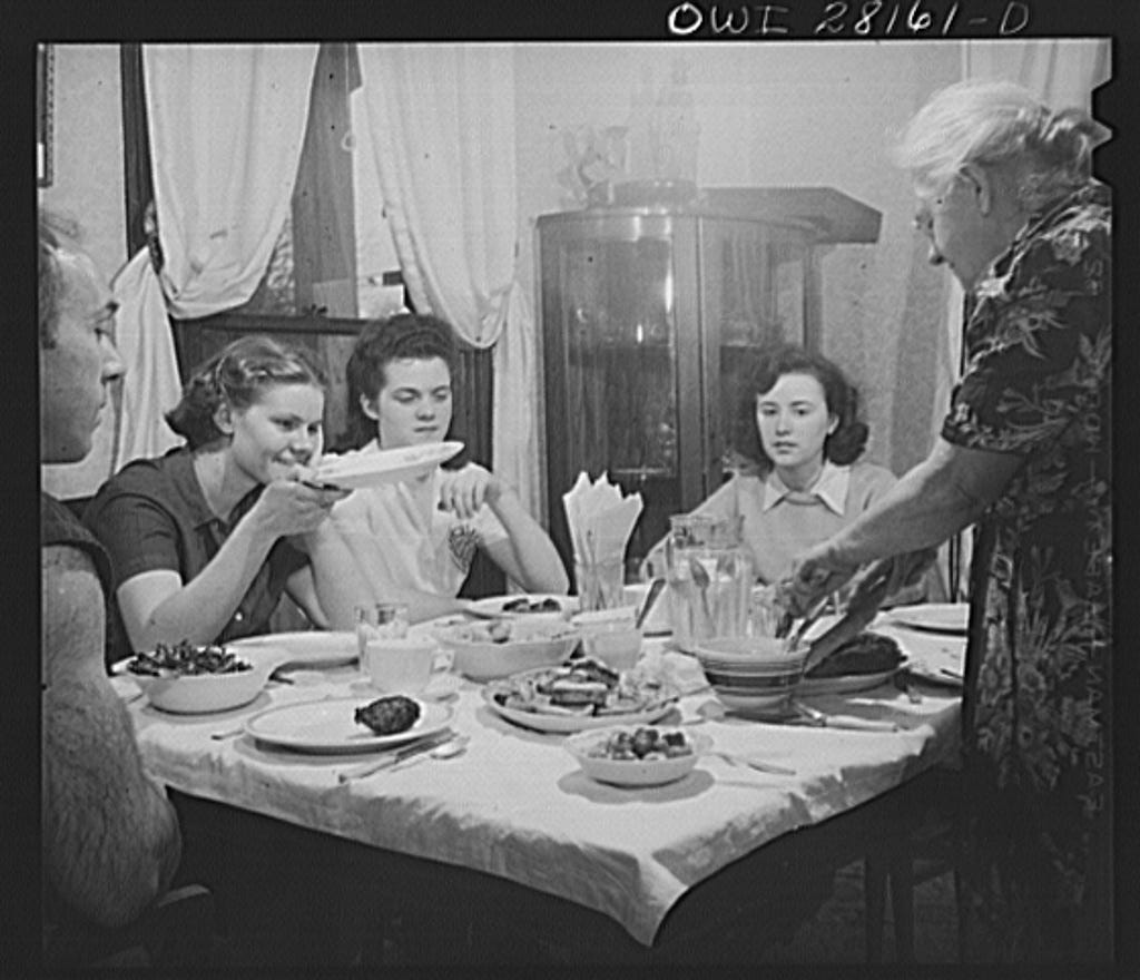 War workers who live at Mrs. Hannegan’s boardinghouse having supper at 5.30 8d18576v