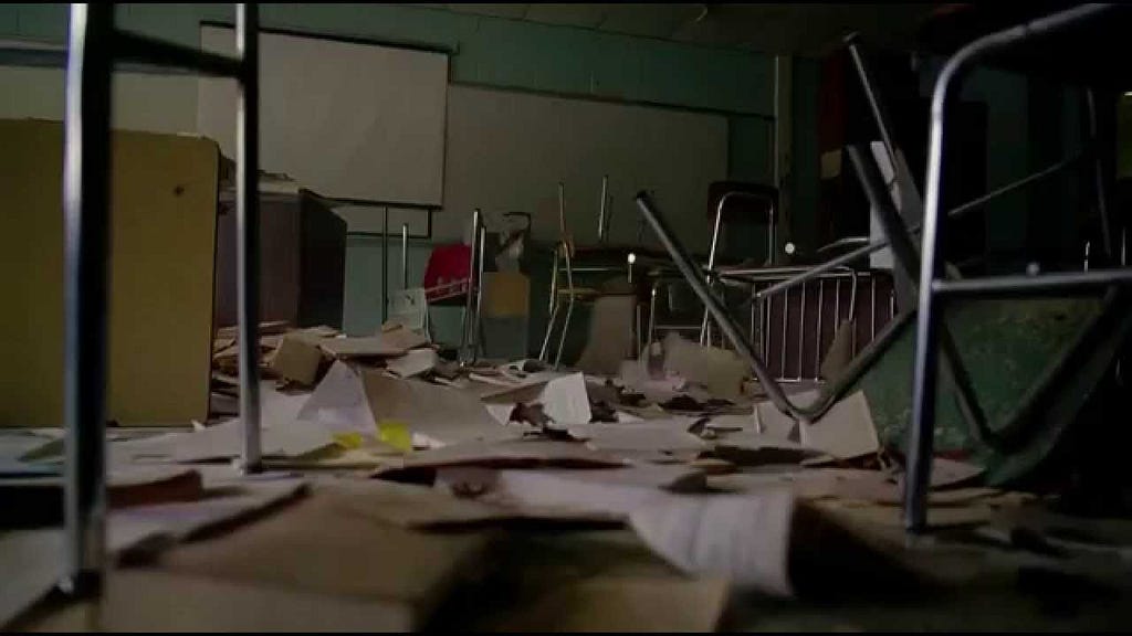 Immagine di un’aula di scuola distrutta, tratta dal film Detachment