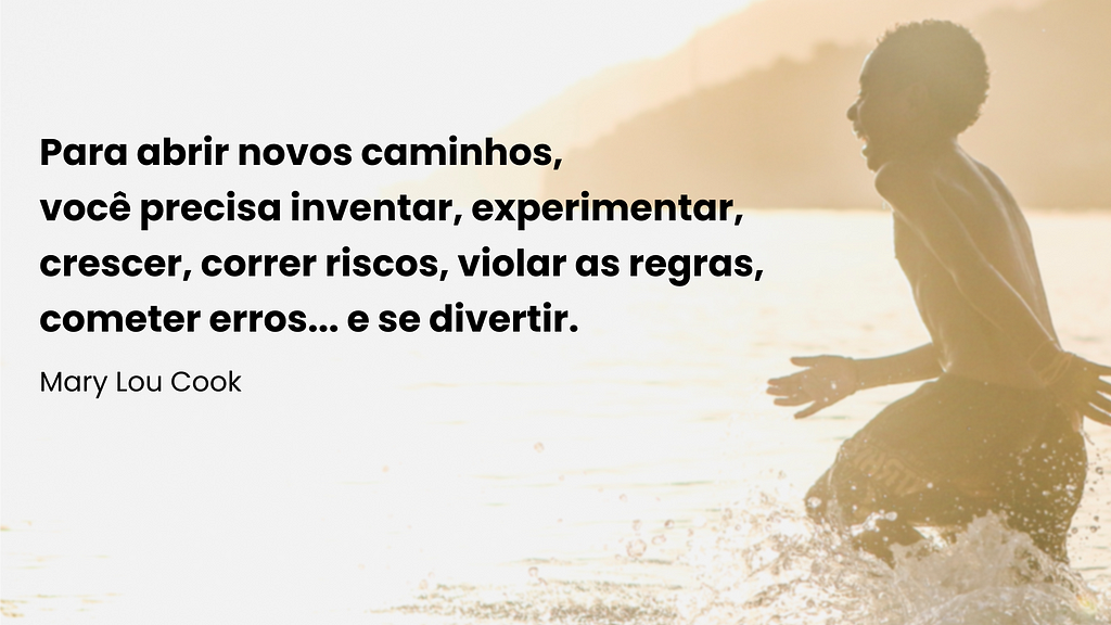 Para abrir novos caminhos, você precisa inventar, experimentar, crescer, correr riscos, violar as regras, cometer erros… e se divertir frase Mary Lou Cook com imagem de um fim de tarde onde uma criança sorrindo entrando no mar com um morro ao fundo na sua direita