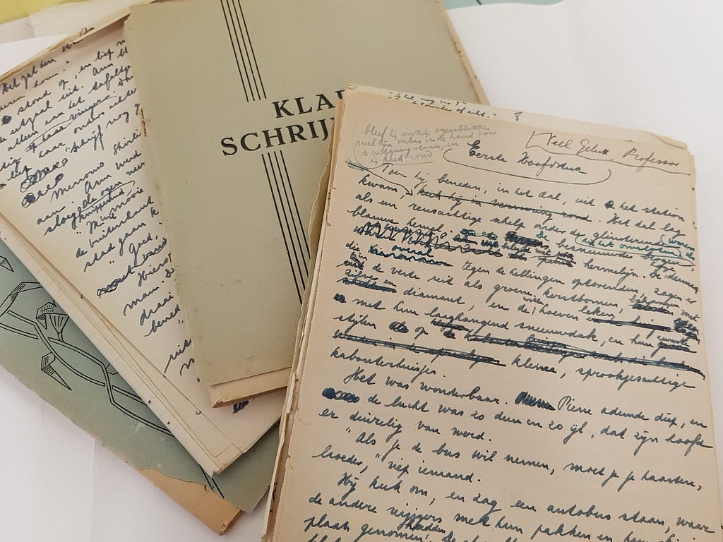 Handschrift uit 1948 van ‘Veel geluk, professor’ in het Letterenhuis