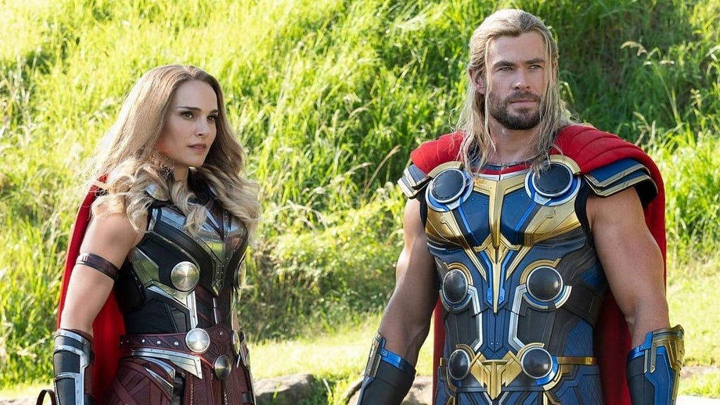 Natalie Portman e Chris Hemsworth, em cena do filme Thor: Amor e Trovão