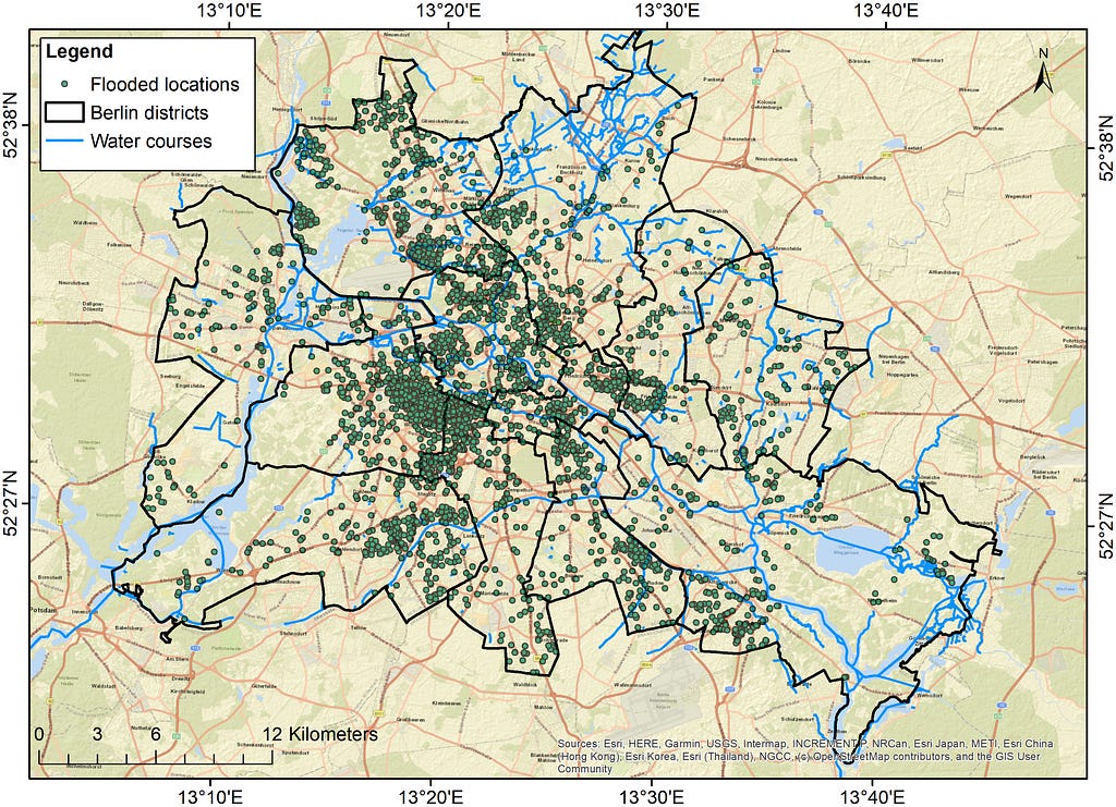 Spatial distribution of 4333 reported flooded locations between 2005 –2017 and administrative districts in Berlin, Germany.