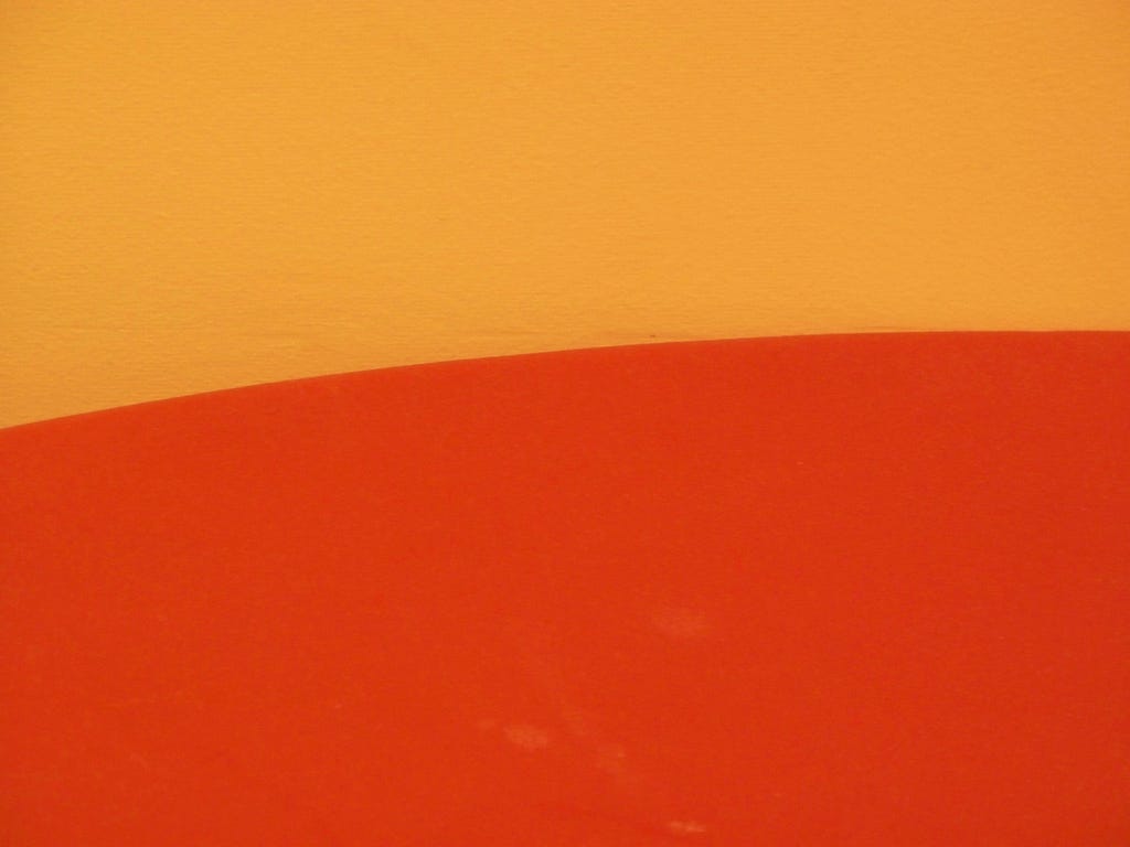 Imagem artistica com dois tons de cores quentes representando o horizonte.