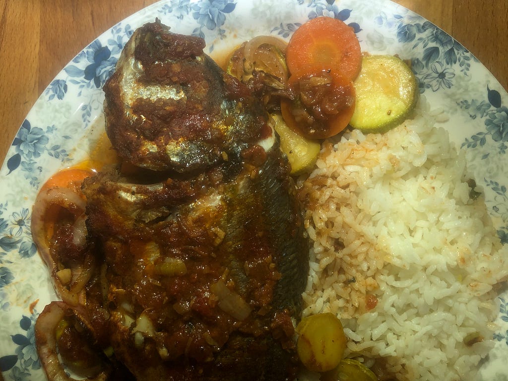 Cooking whole fish with veggies in tomato sauce | urbancottage.net