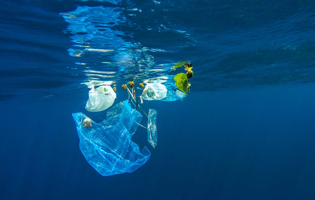 Plastic waste float in the ocean.