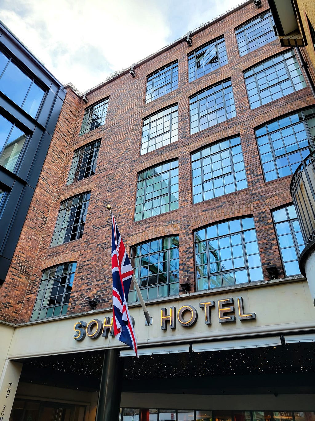 The Soho Hotel’s spell is first cast under a night-sky portico. Photo by Laura Metze.