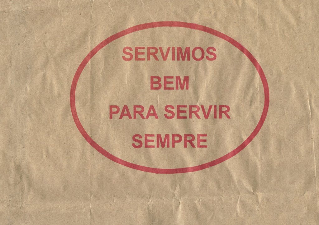 Embalagem de pão de padaria com a frase "servimos bem para servir sempre"