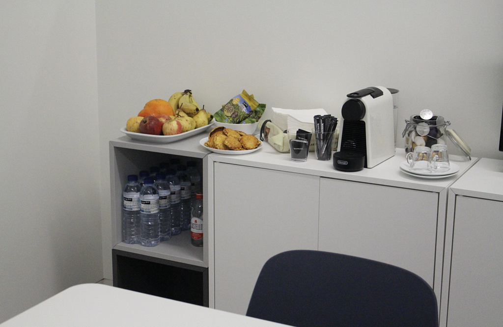 Banca com fruta, snacks, água e café para os particpantes.