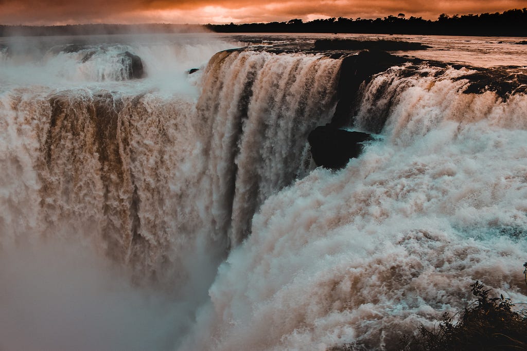 Um grande cachoeira no Parque Nacional Iguazú, na Argentina.