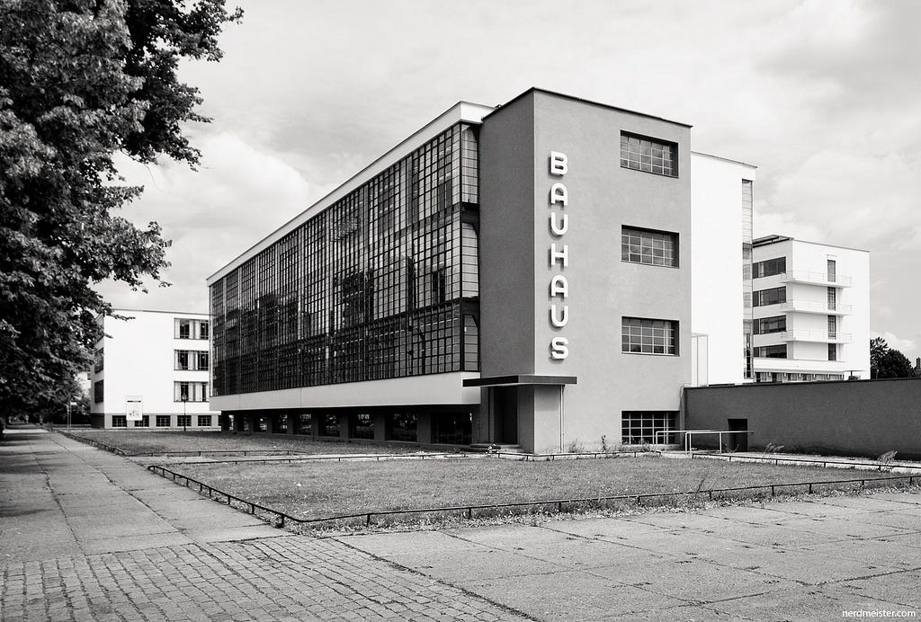 A Bauhaus foi fundada em 1919 na cidade de Weimar pelo arquiteto alemão Walter Gropius (1883–1969).