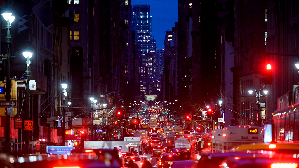 Luzes vermelhas de carros parados no trânsito