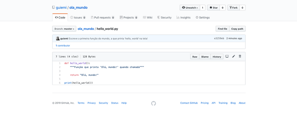 Screenshot do GitHub. Arquivo hello_world.py aberto, com sua função lá dentro.