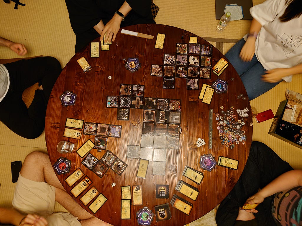 Board Game Nightの様子。平日の夜に古民家を貸し切ってボードゲームを楽しみました。