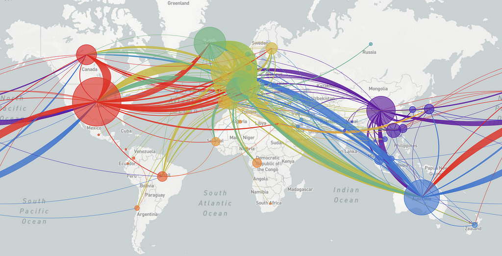 Weltkarte, die die Übertragung von SARS-CoV-2 visualisiert.