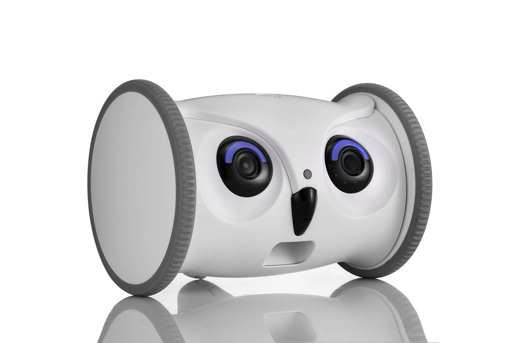 Pohot of Skymee’s product. The device has large eyes and nose, just like an owl.