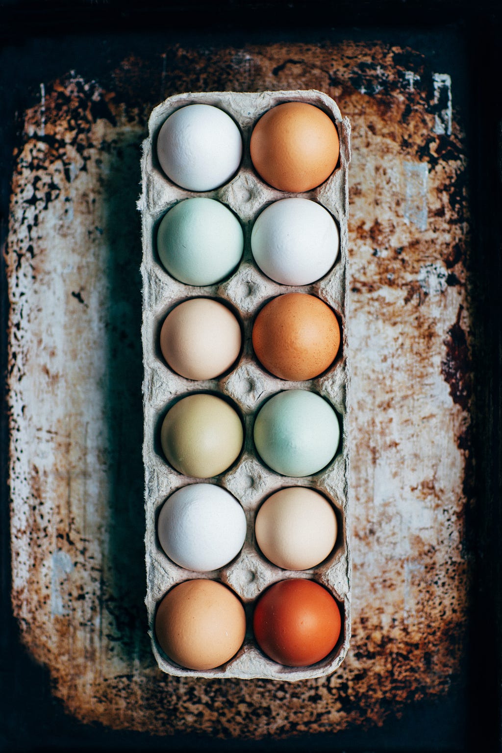 A picture of eggs of different colors. Symbolizes that a team can have different disciplines or nationalities present.