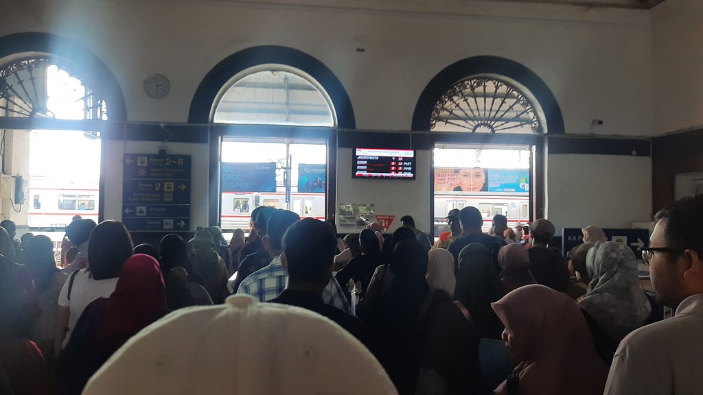 Antrian Tap in Stasiun Bogor.