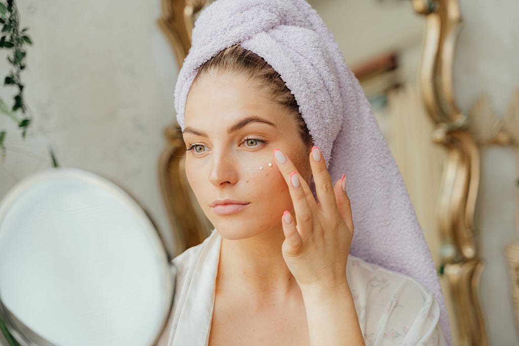 Describing the benefits of anti aging skin care products