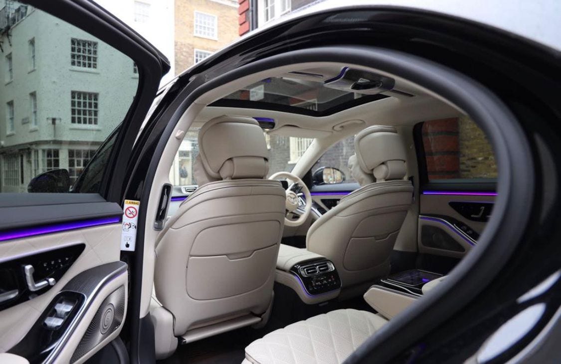 Executive Airport Transfers: The Smart Choice for Business and Luxury