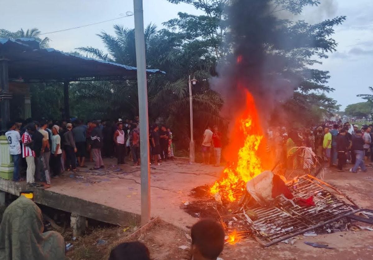 Viral, Ratusan Warga Ngamuk Bakar Kendaraan Terduga Bandar Narkoba di Riau