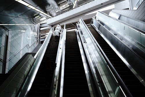 地下から駅へ