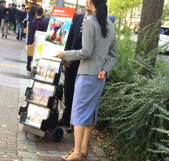 よく街角で聖書のパンフレットを配ったり、自宅訪問でインターホンを押すのは「エホバ」というキリスト教のグループ。エホバ女性と付き合っていた思い出と共に。