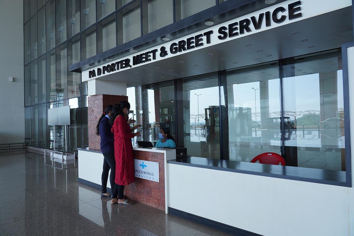 How Travelers Can Benefit from Airport Courier Assistance