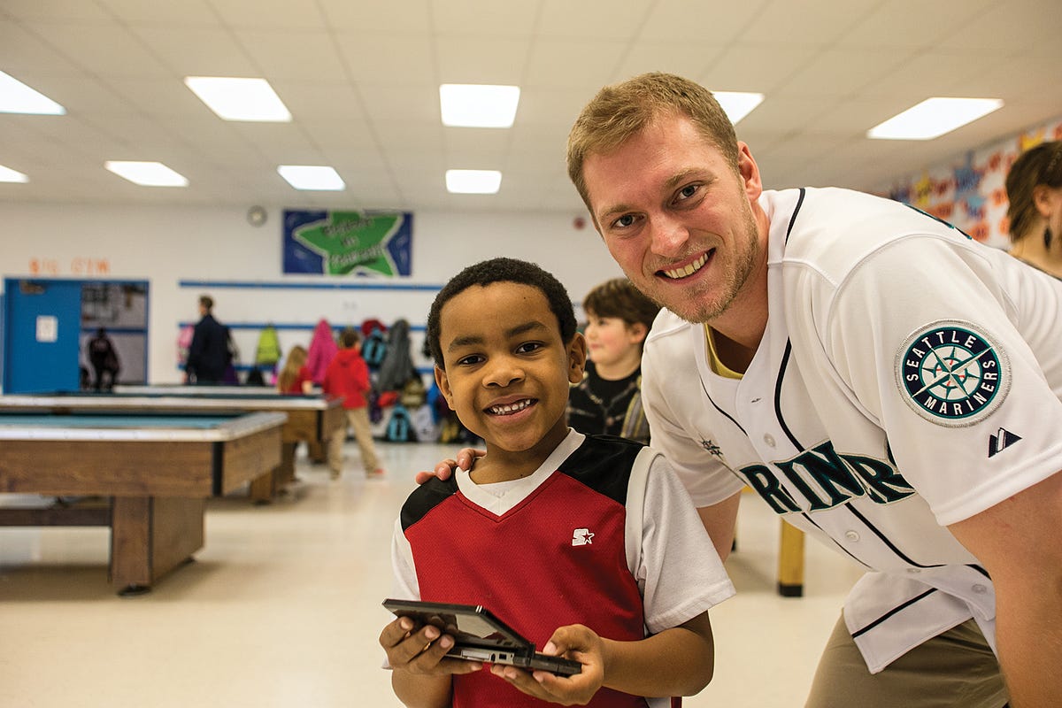 Michael Saunders to Receive Community Service Award